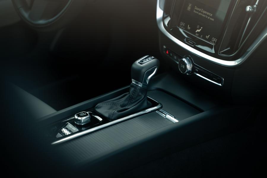 Детали интерьера Volvo V60 T5 Cross Country 2018 года  (NA) (фото 11 из 17)